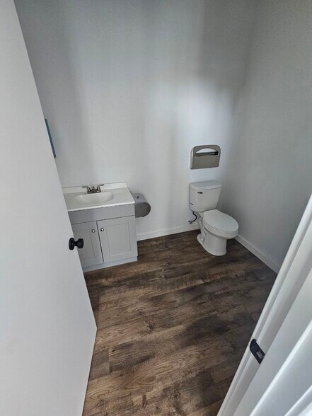 More Photos Of 5833 NE Portland Hwy, Portland Flex For Sale