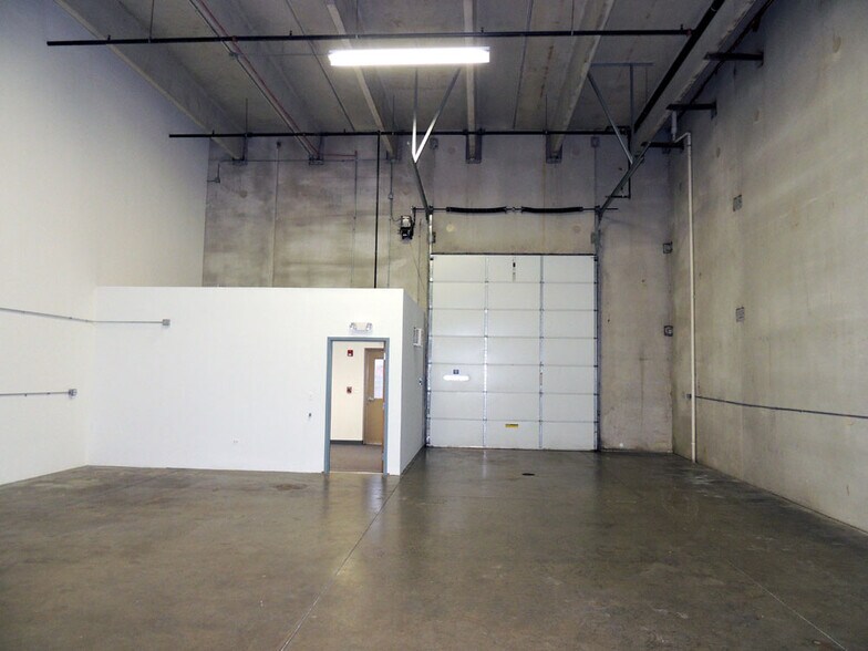 More Photos Of 761 N 17th St, St Charles Light Distribution For Lease