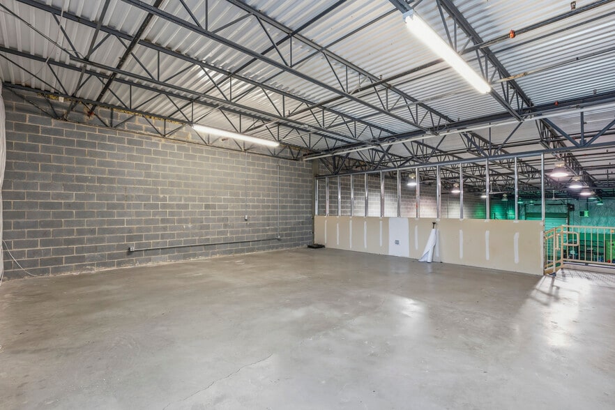 More Photos Of 17857-17889 Fraley Blvd, Dumfries Research And Development For Sale
