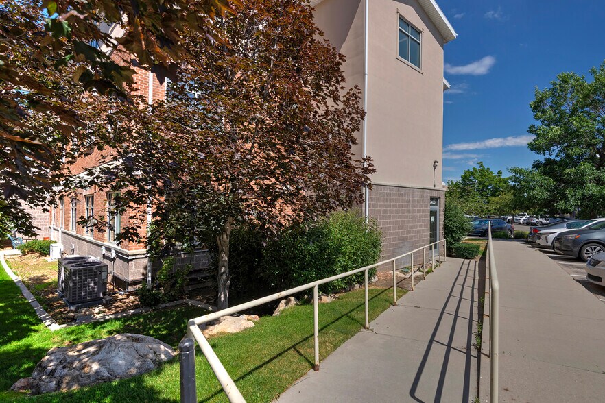 More Photos Of 7430 S Creek Rd, Sandy Office For Sale