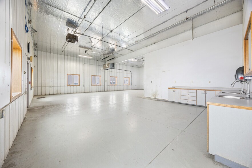 More Photos Of 3931 37th Ave SW, Fargo Manufacturing For Sale