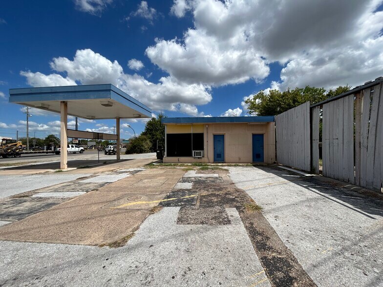 More Photos Of 1200 E Mulberry St, Angleton Auto Repair For Sale