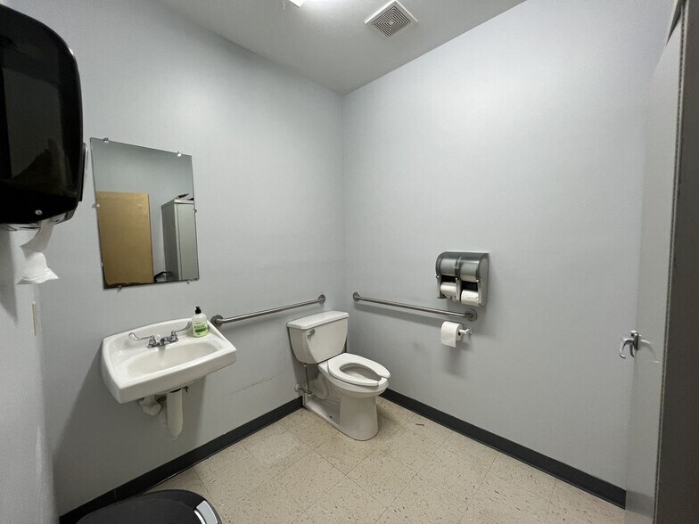 More Photos Of 19115 Florida Blvd, Albany General Retail For Sale