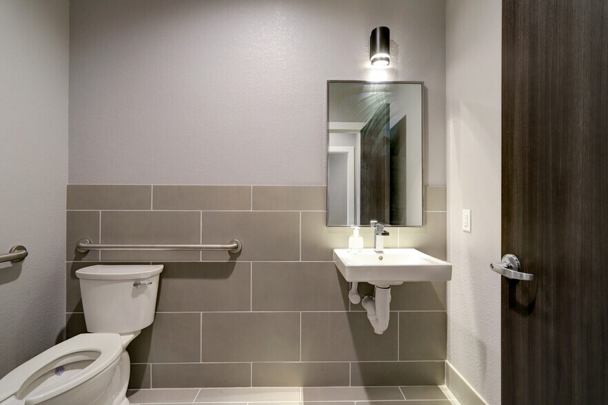 More Photos Of 800 Bonaventure Way, Sugar Land Medical For Sale