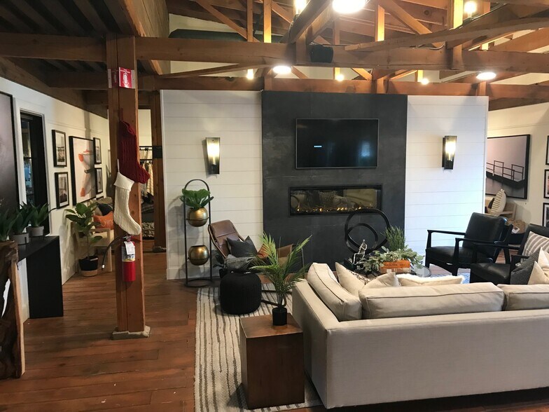 More Photos Of 310-340 Water St, Excelsior Freestanding For Lease