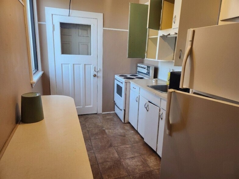 More Photos Of 477-479 Main St E, Hamilton Office For Sale
