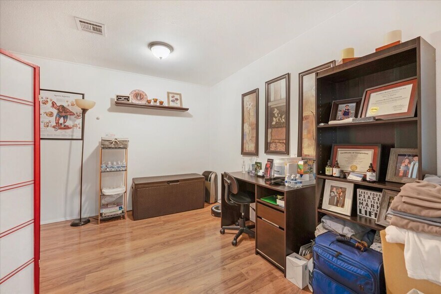 More Photos Of 339 W D St, Lemoore Storefront For Sale