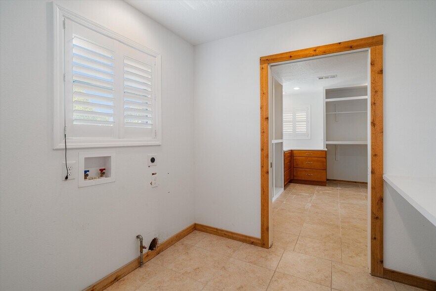 More Photos Of 804 Bay Ave, Kemah Specialty For Sale