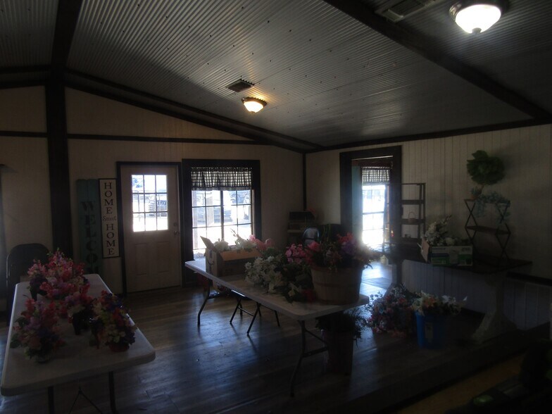 More Photos Of 9 NW Martin Luther King Ave, Idabel General Retail For Sale