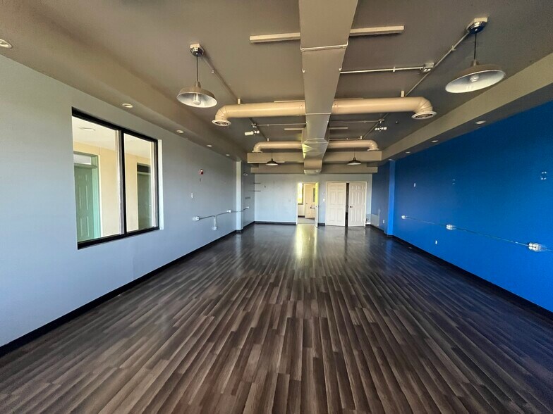 More Photos Of 14130 Noblewood Plz, Woodbridge Office For Lease