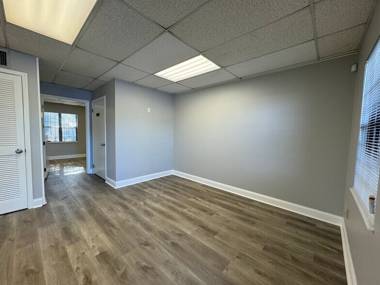 More Photos Of 550 Balmoral Cir N, Jacksonville Medical For Sale