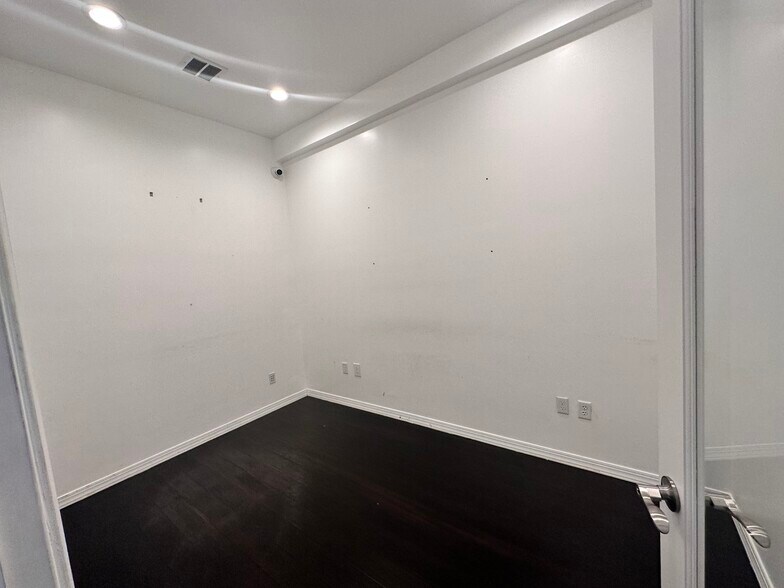 More Photos Of 4529 Broadway, Union City Office For Sale