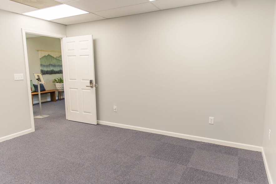 Primary Photo Of 1311 Jamestown Rd, Williamsburg Coworking Space