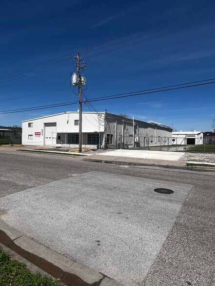 More Photos Of 6827 La Paseo St, Houston Warehouse For Lease