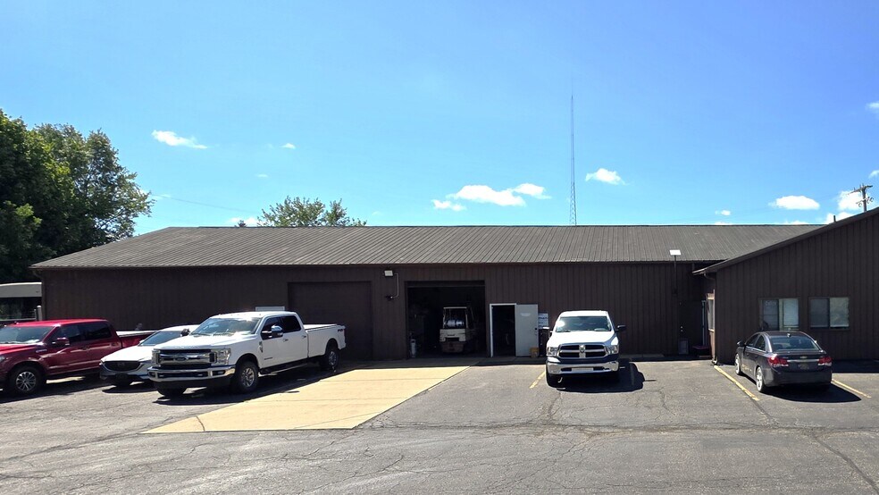 More Photos Of 1321-1325 Grand Oaks Dr, Howell Warehouse For Lease