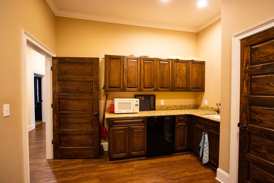 More Photos Of 137 Amicks Ferry Rd, Chapin Medical For Lease