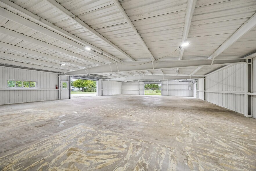 More Photos Of 610 New York St, Navasota Flex For Lease