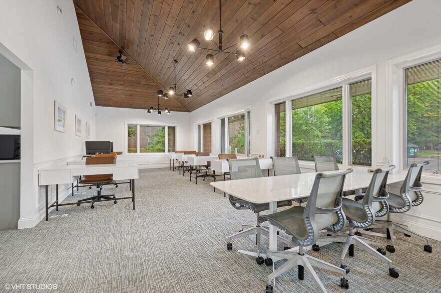 More Photos Of 915 N Milwaukee Ave, Libertyville Office For Lease