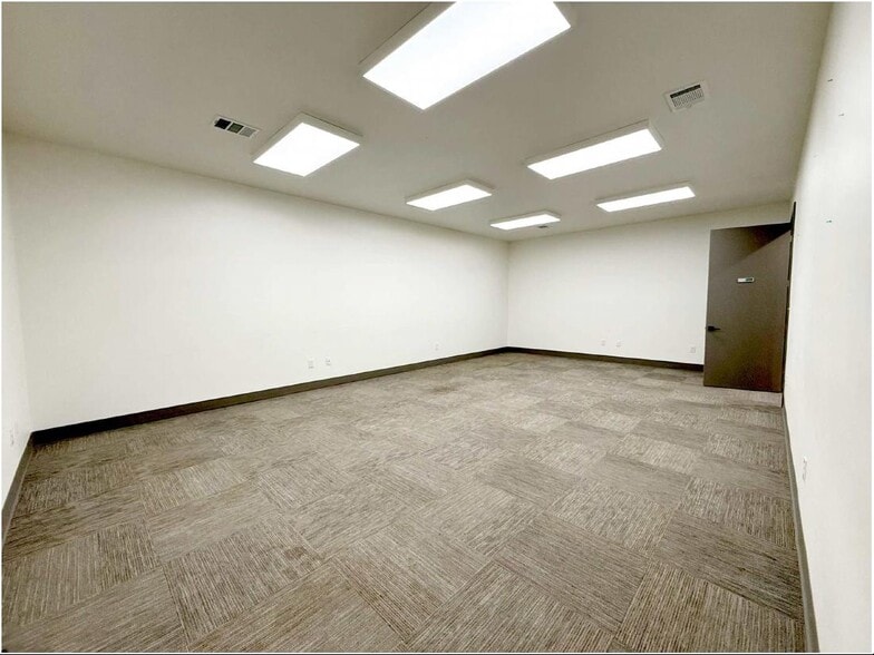 More Photos Of 11923 Warfield St, San Antonio Service For Lease