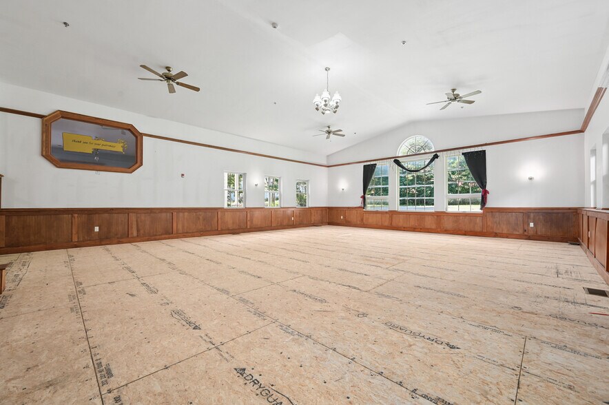 More Photos Of 56 Main St, Stamford Hotel For Sale