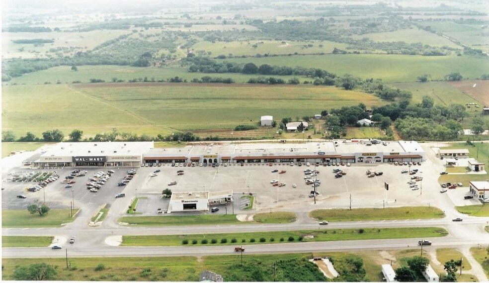 More Photos Of 540 10th St, Floresville Storefront For Lease