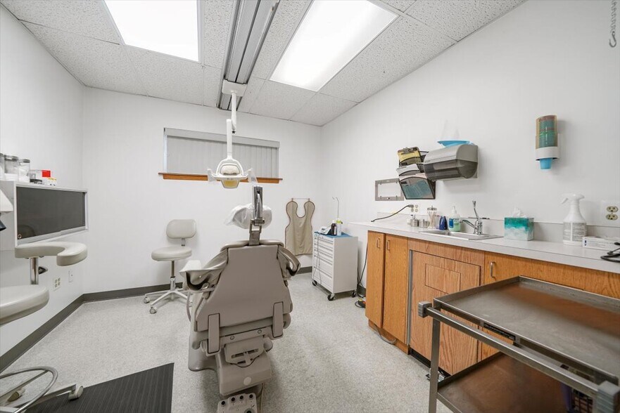 More Photos Of 468 Gidney Ave, Newburgh Medical For Sale