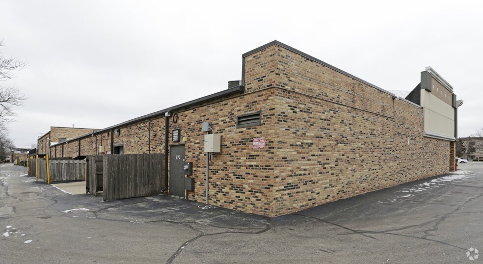 More Photos Of 600-670 S Roselle Rd, Schaumburg Storefront For Lease