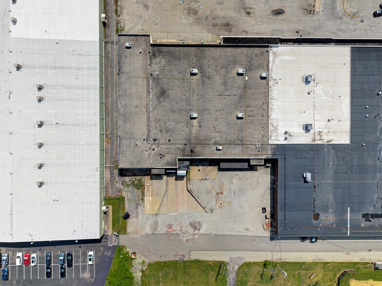 More Photos Of 100 Chamber Plz, Charleroi Supermarket For Lease