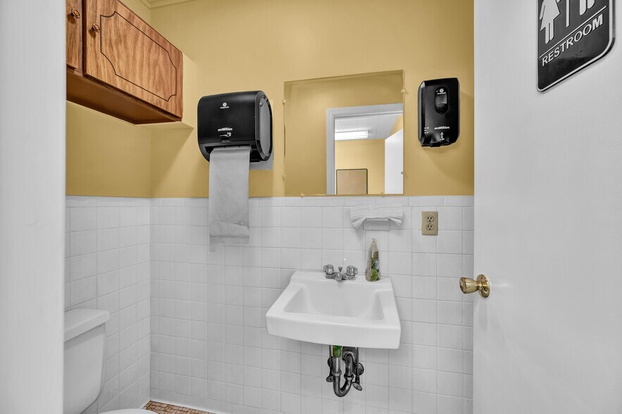 More Photos Of 172 Mount Pleasant Rd, Newtown Medical For Lease