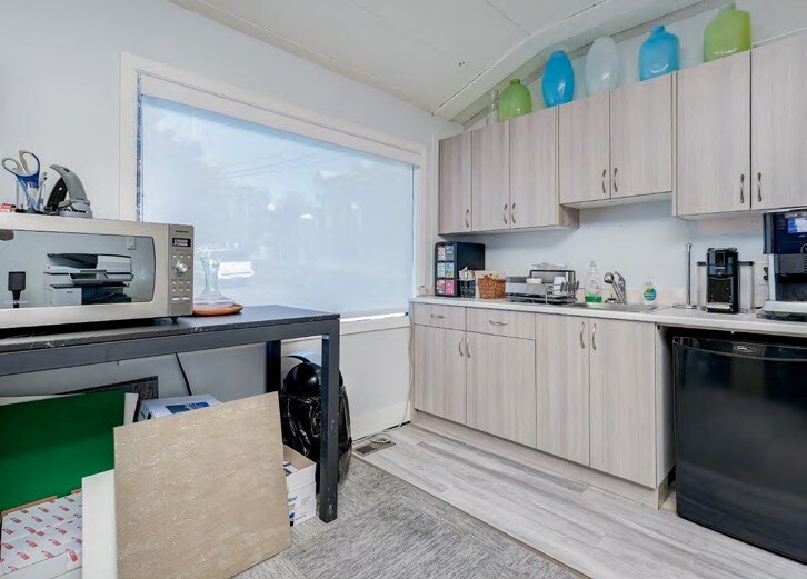More Photos Of 4520 W Saanich Rd, Victoria Office For Sale