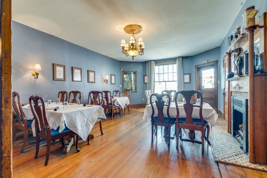 More Photos Of 412 6th St, Bristol Restaurant For Sale