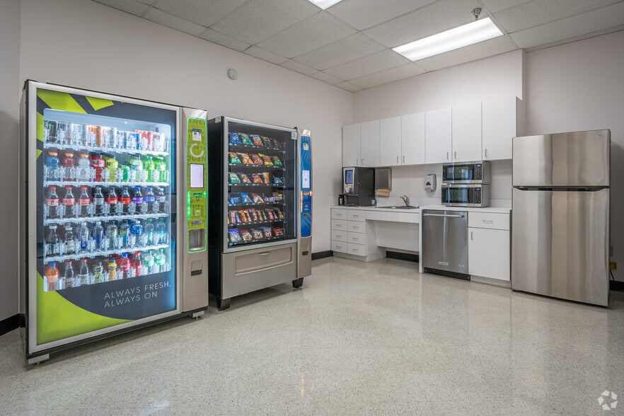 More Photos Of 7250 W 43rd St, Houston Warehouse For Lease