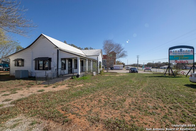 More Photos Of 1820 10th St, Floresville Freestanding For Sale