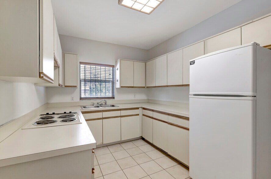 More Photos Of 6948 W Mohawk Ave, Tampa Office For Lease