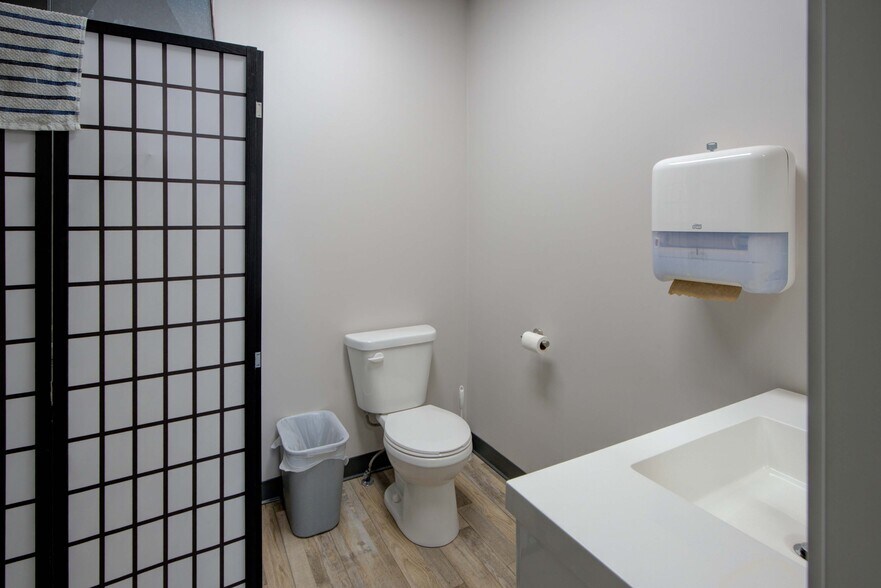 More Photos Of 25 Main St E, Lyn Storefront Retail Office For Sale