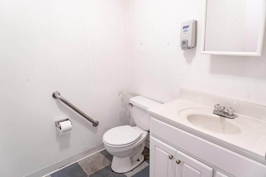 More Photos Of 218 Center Rd, Monroeville Freestanding For Lease