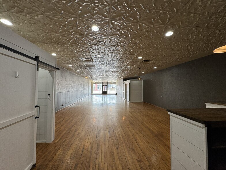 More Photos Of 419 W Main St, Yukon Storefront Retail Residential For Sale