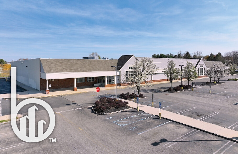 More Photos Of 24 Summerfield Blvd, Dayton Supermarket For Lease