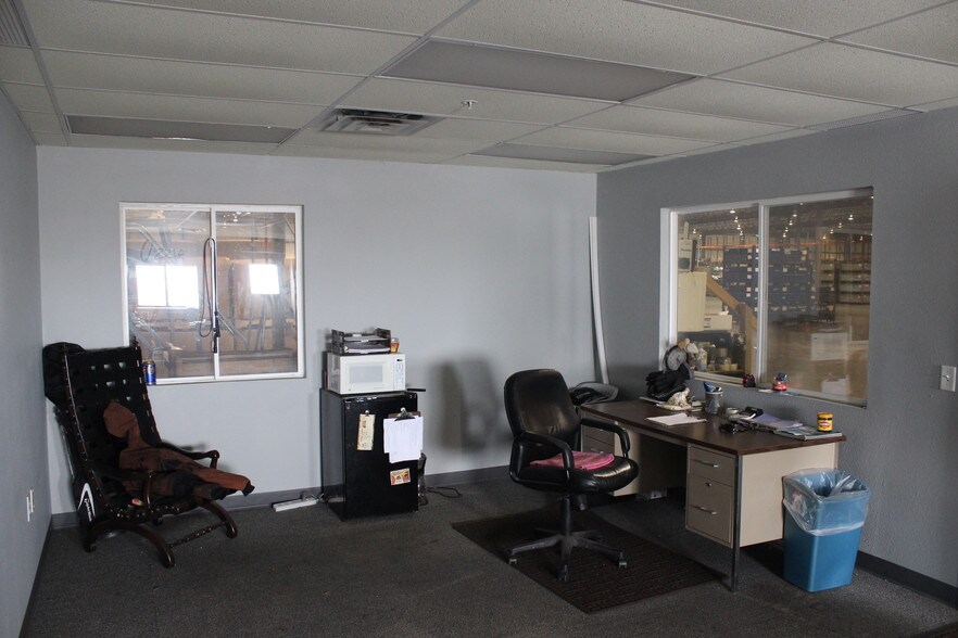 More Photos Of 715 East St, Grinnell Distribution For Lease