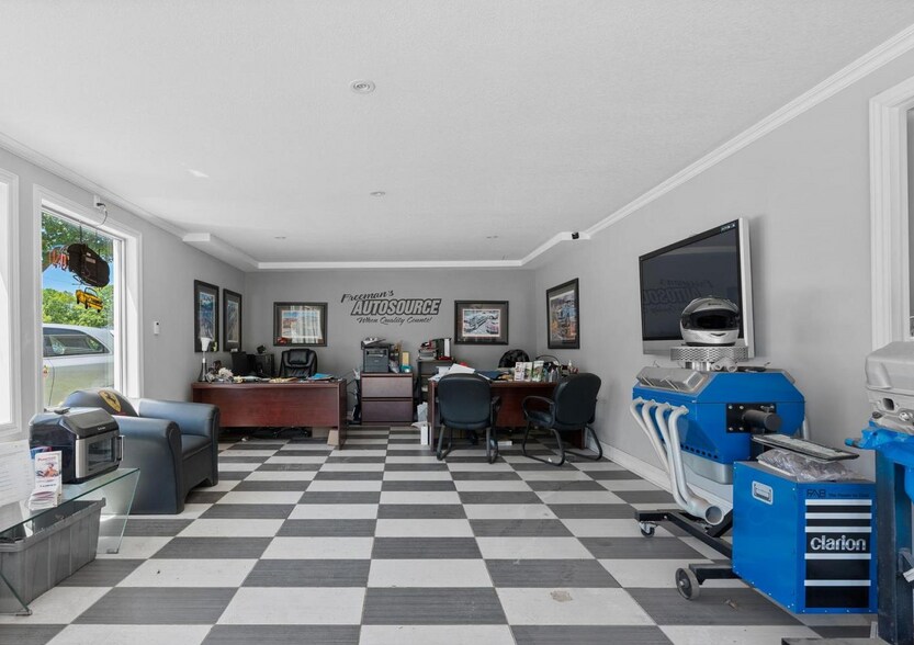 More Photos Of 444 Laclie St, Orillia Auto Dealership For Sale