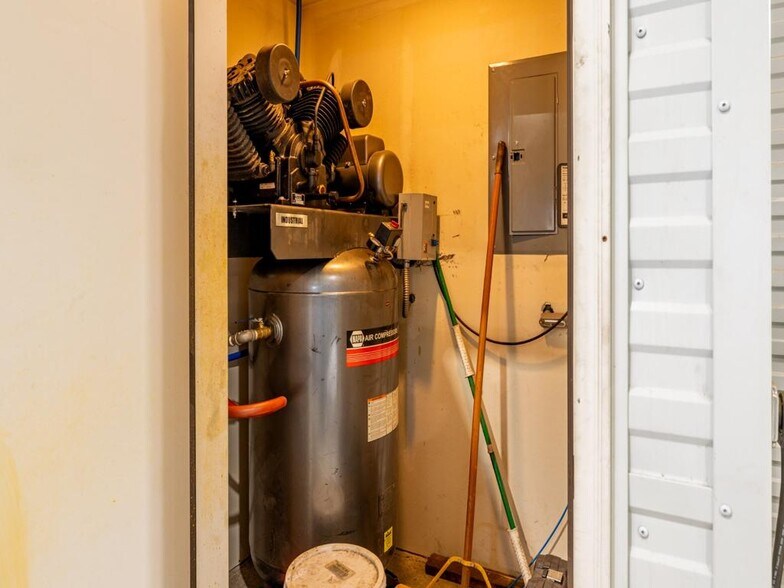 More Photos Of 528 Blackburn St, Cody Auto Repair For Sale