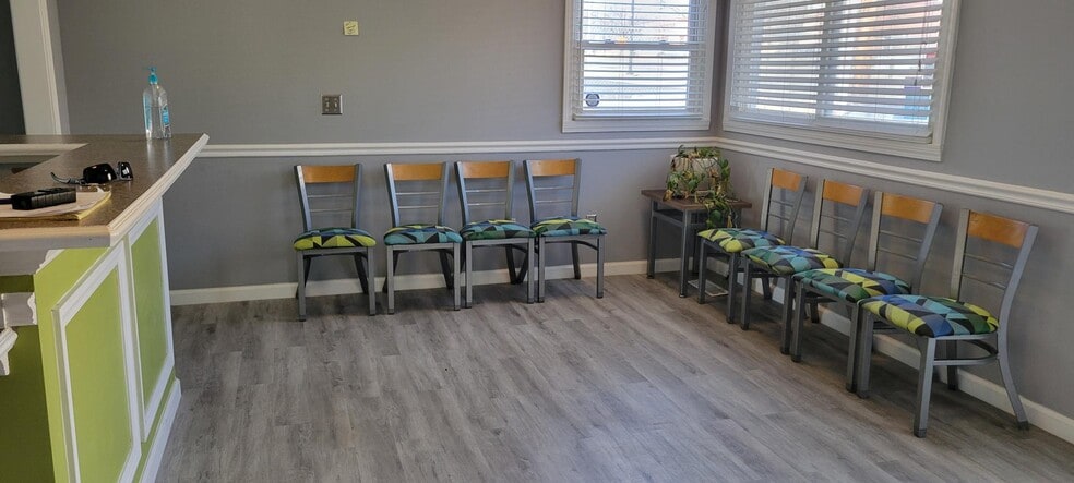 More Photos Of 5940 Lamar Ave, Mission Freestanding For Lease