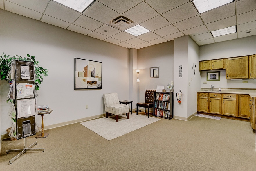 More Photos Of N28W23000 Roundy Dr, Pewaukee Office For Sale