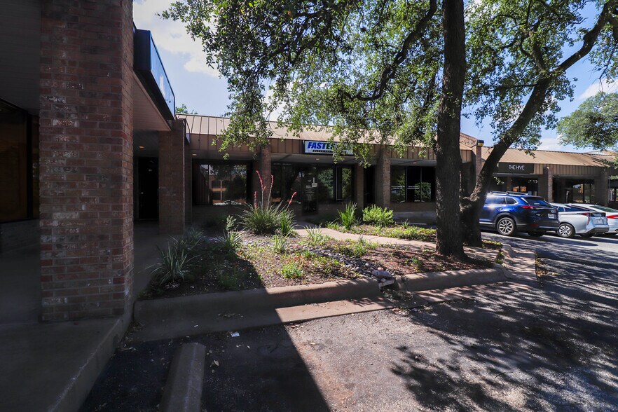 More Photos Of 3435 Greystone Dr, Austin Unknown For Lease