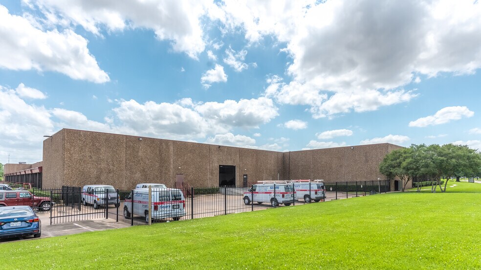 More Photos Of 9777 W Gulf Bank Rd, Houston Warehouse For Lease
