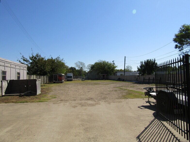 More Photos Of 1324 N Main St, Paris Office For Sale