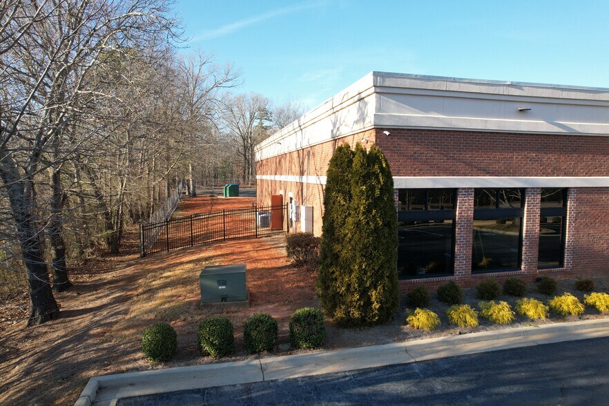 More Photos Of 4052 Thurmon Tanner Rd, Flowery Branch Flex For Lease