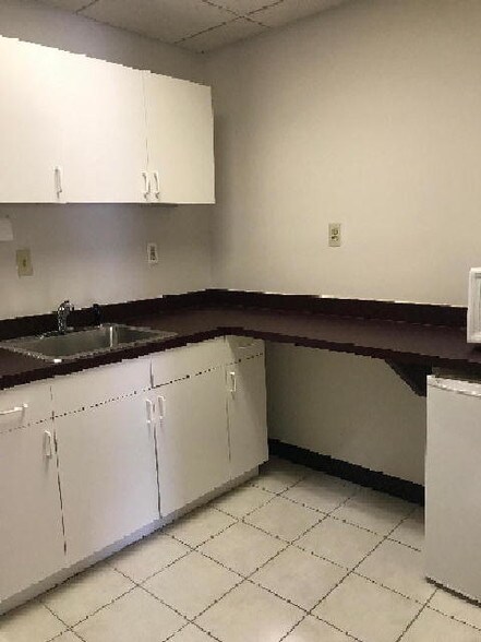 More Photos Of 21291 Hilltop St, Southfield Research And Development For Lease