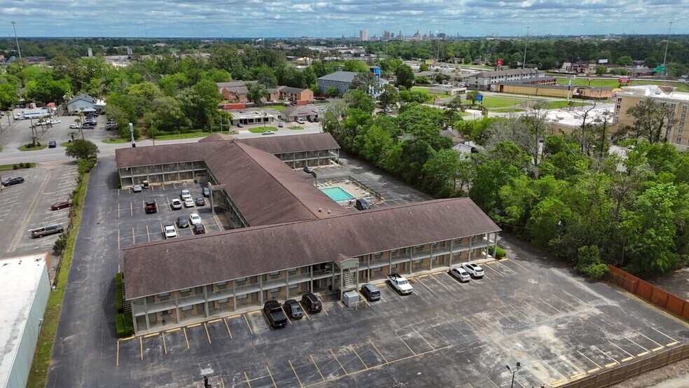 More Photos Of 2155 N 11th St, Beaumont Hotel For Sale