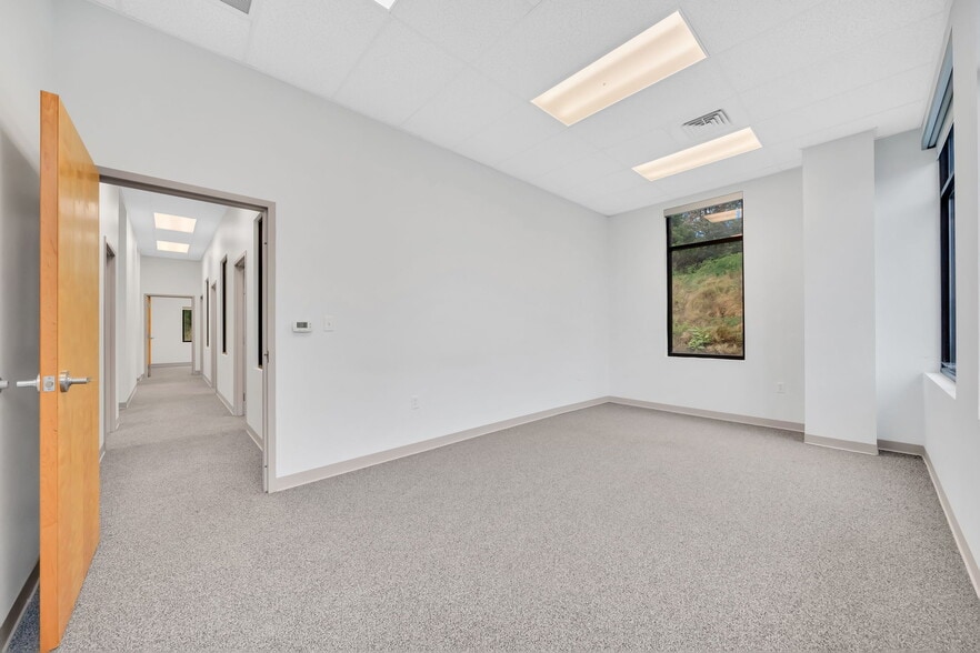 More Photos Of 1909 Pinnacle Pointe Way, Knoxville Office For Lease